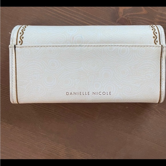SOLD- Danielle Nicole Zelda wallet. - Picture 5 of 11
